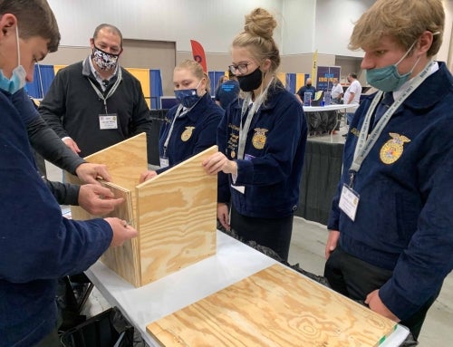 Convention Attendees Build Little Free Pantries