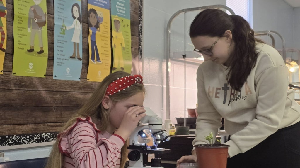 Allie Paschall’s (right) SAE includes helping elementary students explore agriculture through hands-on experiences. Photo courtesy of Allie Paschall.