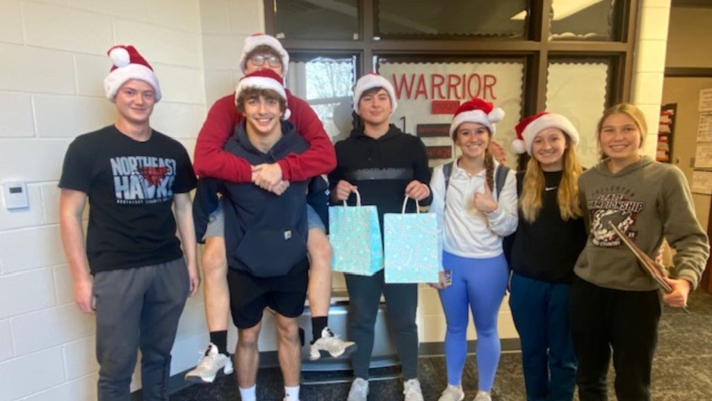 Sophomore and senior Fullerton FFA members get ready to hand out mini candy canes and read holiday stories to elementary students. Photo courtesy of Josie Loseke.