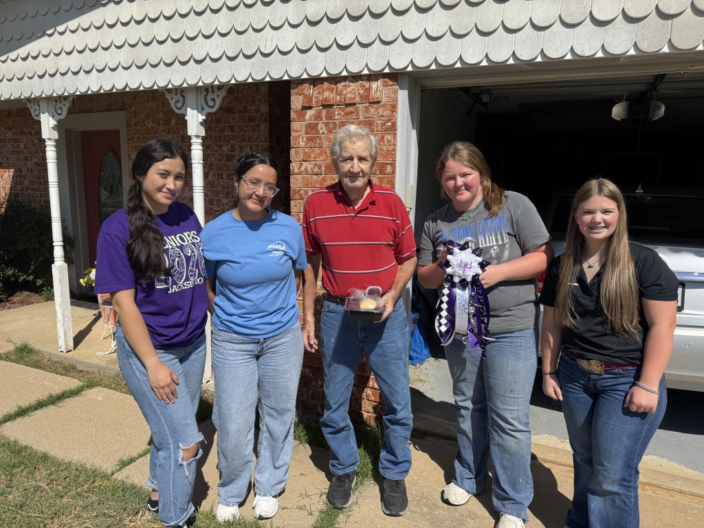 Jacksboro FFA and FCCLA members pose with a “Meals and Mum” recipient.