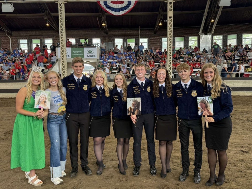 Elli Blackford, the previous Iowa State Fair Queen, gathers with the Iowa state officers.