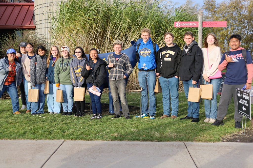 Kea’au FFA members and Tallassee FFA members at Fair Oak Farms.
