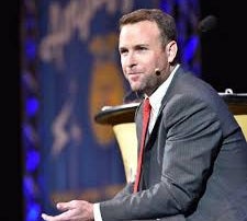 Headshot of Kelly Barnes at a public speaking event