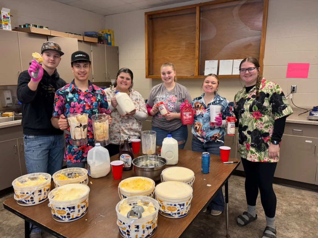 Mondovi FFA is Living to Serve!