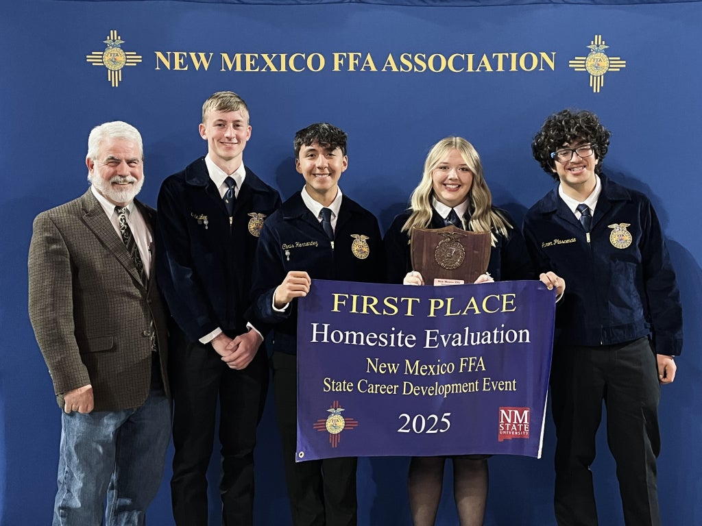 Jamie Widner poses with his state champion homesite team, consisting of Cade Lee, Chris Hernandez, Maddie Kenyon and Aaron Plascencia.