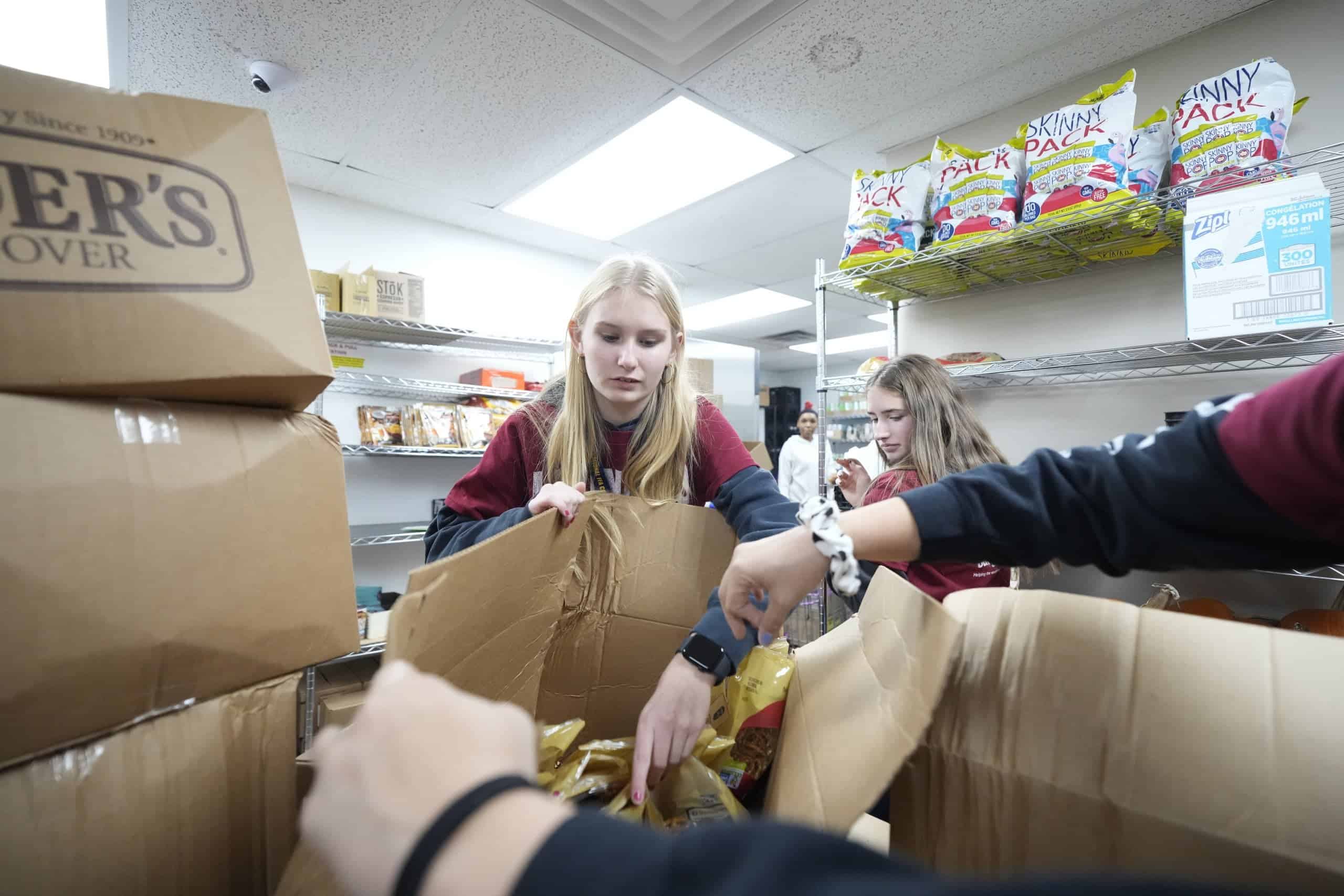 FFA Members Volunteer in Food Bank Service